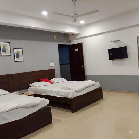 Infinity Rooms & Banquet Surat Exterior foto
