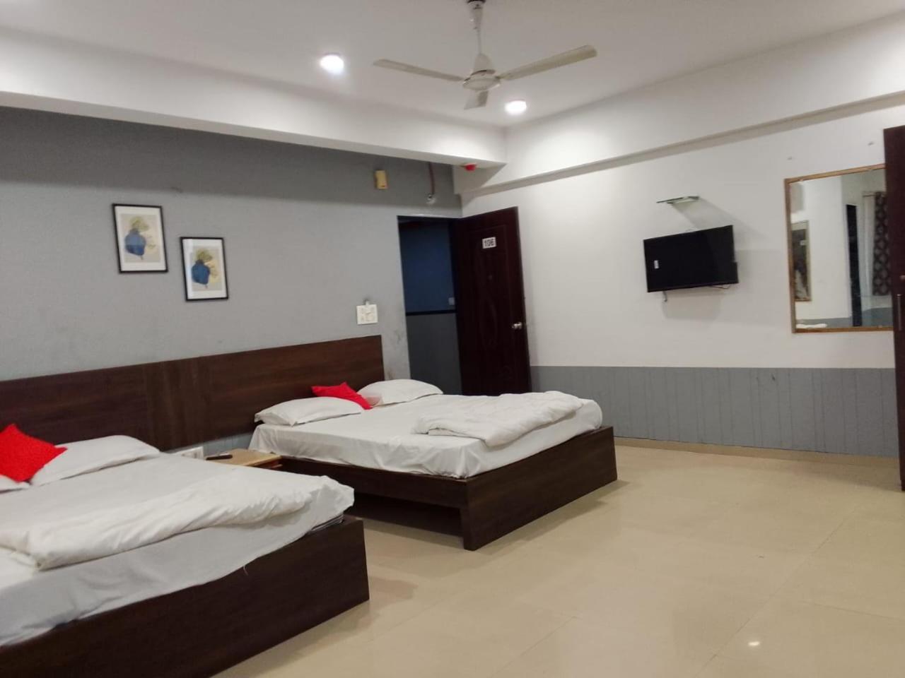 Infinity Rooms & Banquet Surat Exterior foto